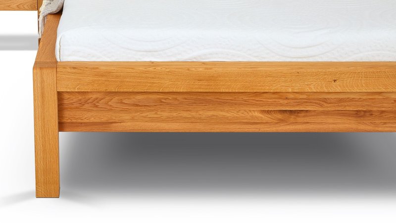 postele-z-masivu-stone-dub-dvouluzko-detail-nozniho-cela.jpg