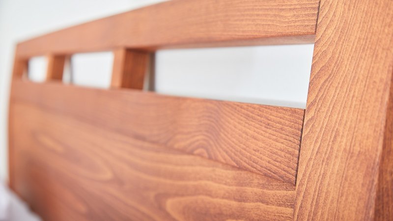 postel-z-masivu-buk-brema-detail-hlavoveho-cela2.jpg
