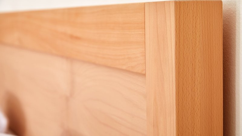 postel-s-z-masivu-capri-buk-detail-hlavoveho-cela-rohu-postele.jpg