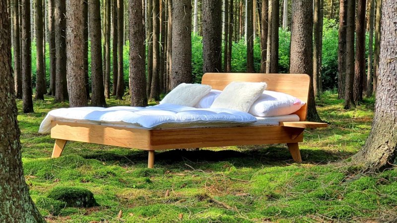 postel-z-masivu-cortina-dub-postelia.jpg